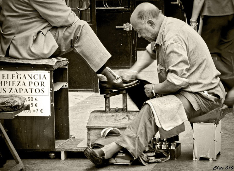 Un hombre de 78 años se sentaba cada mañana en la entrada del metro con una caja de madera.

Dentro: cepillos, trapos, betún para zapatos.

Un letrero escrito a mano: "Limpio zapatos. Pague lo que pueda."

La gente pasaba de largo. Algunos dejaban monedas. Otros nada.

Pero él