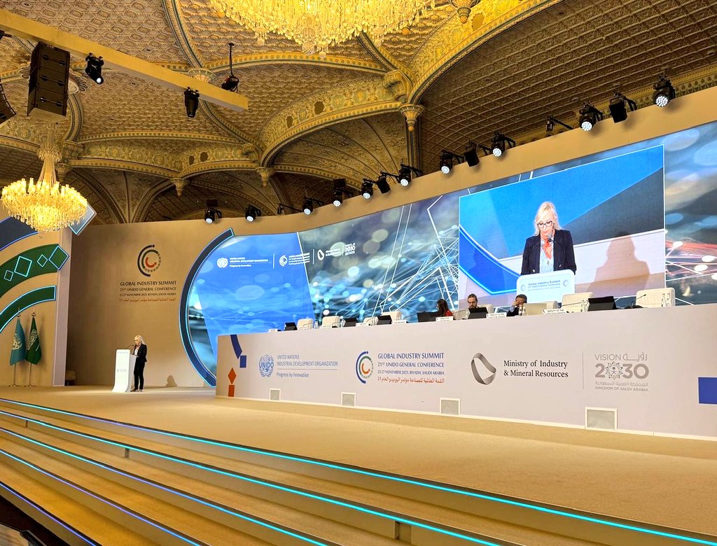 SLOtoVienna's tweet image. At the #UNIDOGC21 🇸🇮 reaffirms strong support to @UNIDO, its role in connecting partners, facilitating technology transfer, mobilising knowledge &amp;amp; collaboration across regions; underlines importance of climate-resilient #ISID &amp;amp; initiatives empowering ♀️ &amp;amp; strong multilateralism.