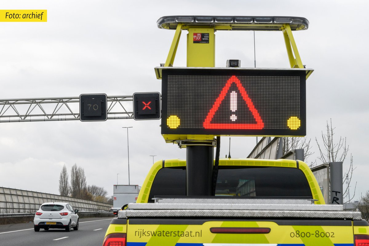 Vrachtwagen tegen boom op A10 bij afrit Durgerdam