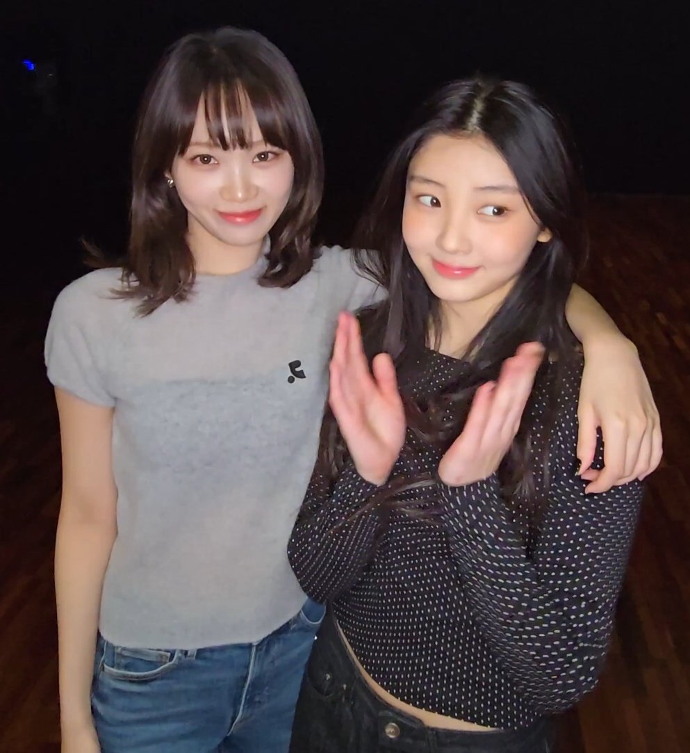 kimkkangzi2's tweet photo. 분명 둘다 동그라미인데 채원이 진짜 너무 언니같아서 느낌 이상함😳 https://t.co/0nhNkk383o