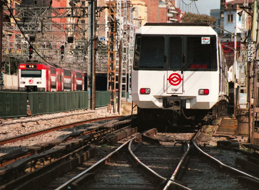 Unidad 4060 del Metro de Barcelona saliendo de los Talleres de Santa Eulalia y entrando en via principal mientras una 451 de Renfe salía de la Estación de Sants en febrero de 1999 foto de xavier-espanol #metro #suburbano #renfe #barcelona #ferrocarril #transporte #tren #train