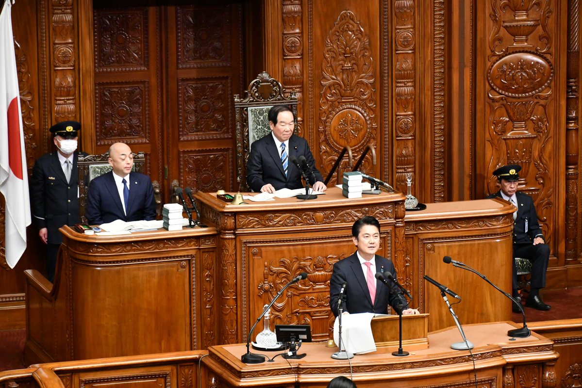 衆議院本会議で、内閣委員長として登壇。
審議したストーカー規制法・DV防止法の両改正案が全会一致で可決。
委員長としての責務を一つ果たしました。
この日は、ガソリン暫定税率廃止法案に加え、保護司の定年延長やサポートセンターの充実を盛り込んだ保護司法改正案も全会一致で可決。