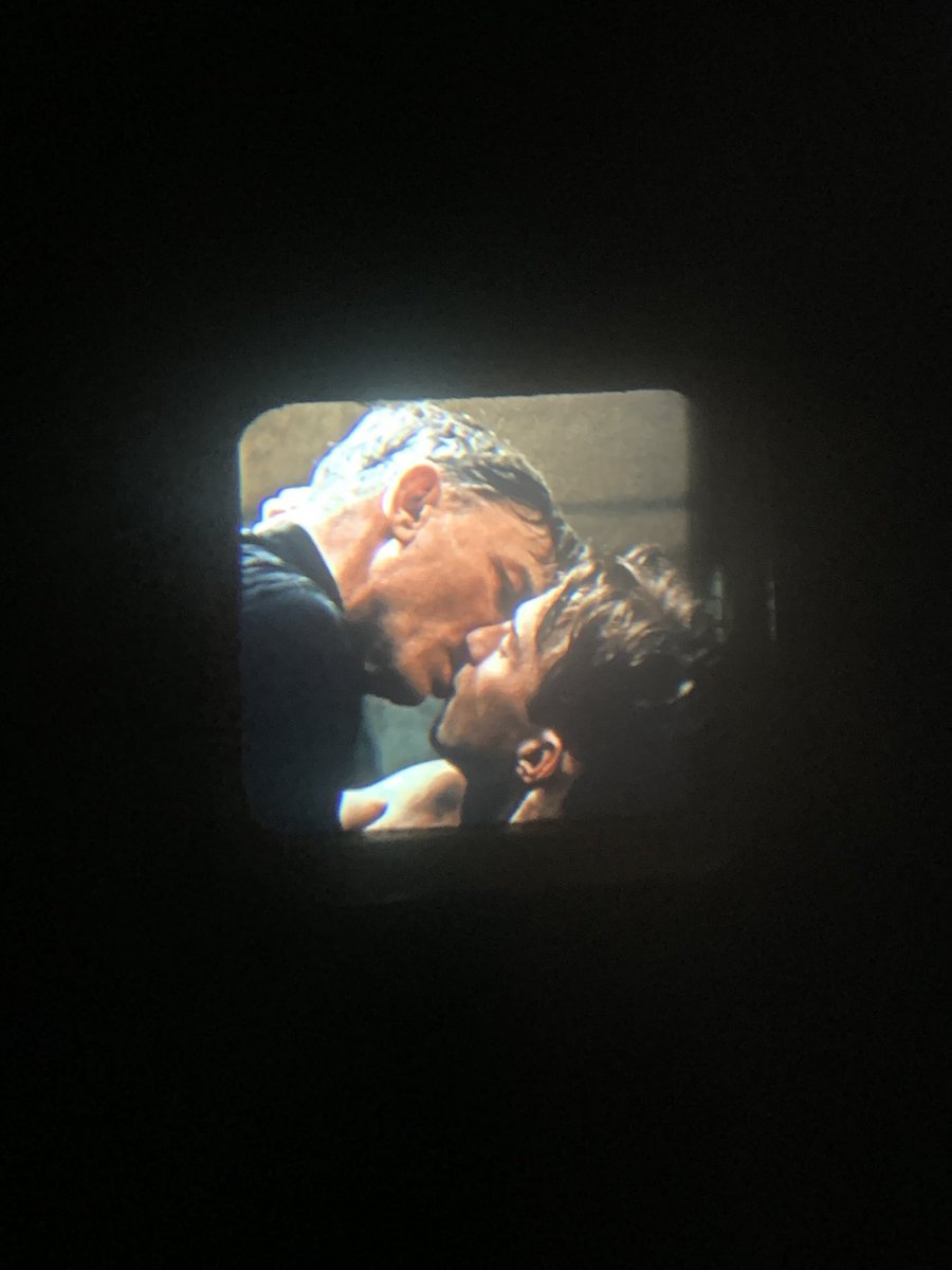 한창 달력 열심히 만들 때라 오자마자 즐기진 못하고 박스 뜯고 사진 찍고 소리만 질러서 치치가 쳐다보는 상황 ••• 너무너무 아름다웠음 매일 5시 5분 전 돌려볼 것임. 이제 퀴어 lp만 나에게로 와주면 12월 맞이 끝인거야.