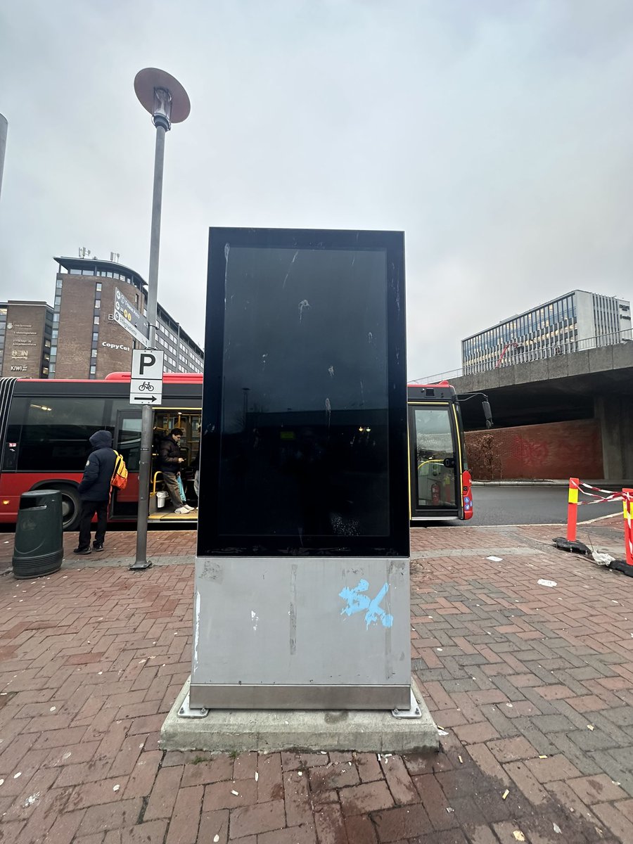 avestrum's tweet photo. @Ruter Hva skjer med infoen på Helsfyr? Nå er jo sanntid på hver holdeplass også fjernet, og så slukker dere hovedskjermen? https://t.co/Gzf6KWUY3j