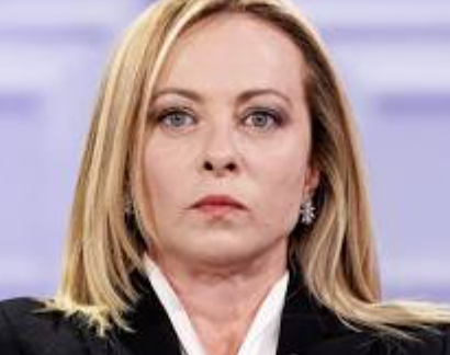 Terrorizzata dai recenti risultati non salta più, ha paura. Ora vuole cambiare la legge elettorale 😅 sa che perderebbe alle prossime politiche. Non ha capito che gli Italiani non ne possono più delle sue menzogne e dei suoi flop, uno dietro l'altro .....