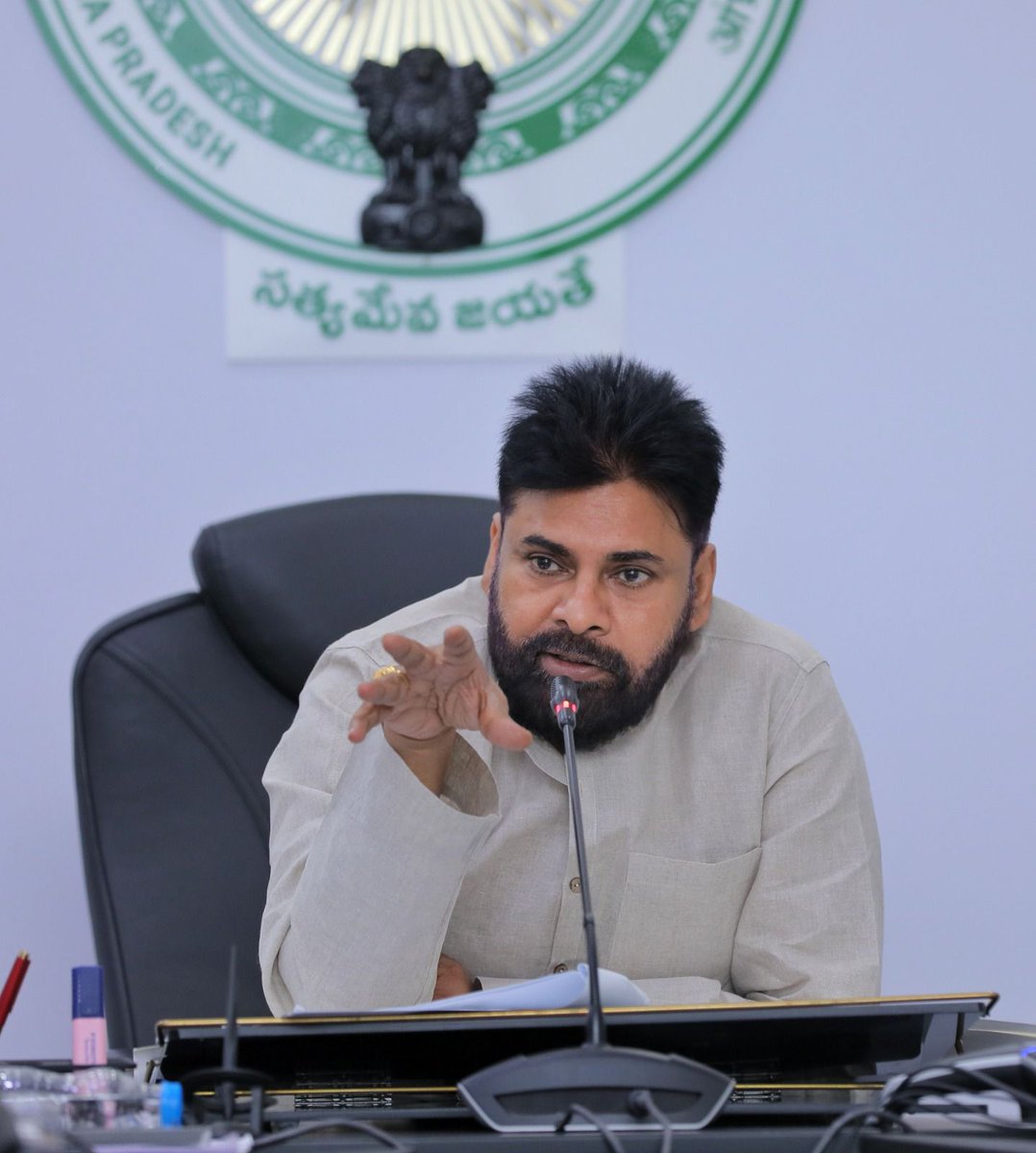 APDeputyCMO's tweet image. గ్రామ సచివాలయాల నిర్మాణం, ఉద్యోగుల పదోన్నతులపై అధ్యయనం

•మార్చి నాటికి నివేదిక రూపొందించాలి
•సచివాలయ సిబ్బంది పదోన్నతులపై మంత్రుల బృందం, వివిధ శాఖల ఉన్నతాధికారులతో సమీక్షా సమావేశంలో రాష్ట్ర ఉపముఖ్యమంత్రి @PawanKalyan 

గ్రామ సచివాలయాల పని తీరు, ఆ వ్యవస్థ నిర్మాణంపై పూర్తి…