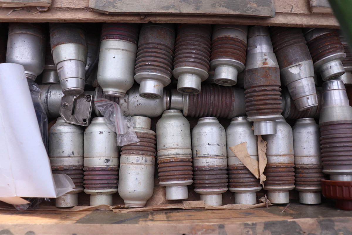 syrianmoi's tweet image. أسلحة متنوعة، وقواذف RPG مع قذائفها، وقنابل يدوية، وعبوات وأحزمة ناسفة، إضافةً إلى كميات كبيرة من الذخائر ضبطتها قيادة الأمن الداخلي في محافظة حلب، بالتعاون مع جهاز الاستخبارات العامة، خلال العملية الأمنية التي استهدفت خلايا تنظيم داعش الإرهابي في منطقة عفرين شمال غربي المحافظة.