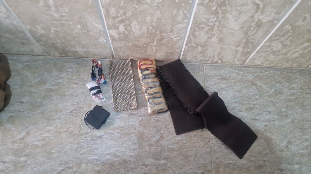 syrianmoi's tweet image. أسلحة متنوعة، وقواذف RPG مع قذائفها، وقنابل يدوية، وعبوات وأحزمة ناسفة، إضافةً إلى كميات كبيرة من الذخائر ضبطتها قيادة الأمن الداخلي في محافظة حلب، بالتعاون مع جهاز الاستخبارات العامة، خلال العملية الأمنية التي استهدفت خلايا تنظيم داعش الإرهابي في منطقة عفرين شمال غربي المحافظة.