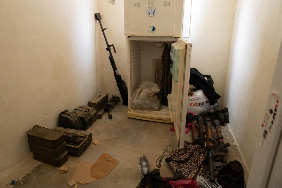 syrianmoi's tweet image. أسلحة متنوعة، وقواذف RPG مع قذائفها، وقنابل يدوية، وعبوات وأحزمة ناسفة، إضافةً إلى كميات كبيرة من الذخائر ضبطتها قيادة الأمن الداخلي في محافظة حلب، بالتعاون مع جهاز الاستخبارات العامة، خلال العملية الأمنية التي استهدفت خلايا تنظيم داعش الإرهابي في منطقة عفرين شمال غربي المحافظة.