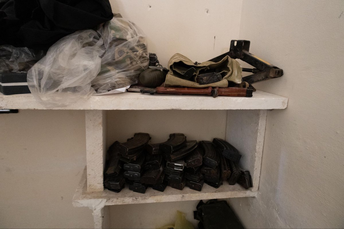 syrianmoi's tweet image. أسلحة متنوعة، وقواذف RPG مع قذائفها، وقنابل يدوية، وعبوات وأحزمة ناسفة، إضافةً إلى كميات كبيرة من الذخائر ضبطتها قيادة الأمن الداخلي في محافظة حلب، بالتعاون مع جهاز الاستخبارات العامة، خلال العملية الأمنية التي استهدفت خلايا تنظيم داعش الإرهابي في منطقة عفرين شمال غربي المحافظة.