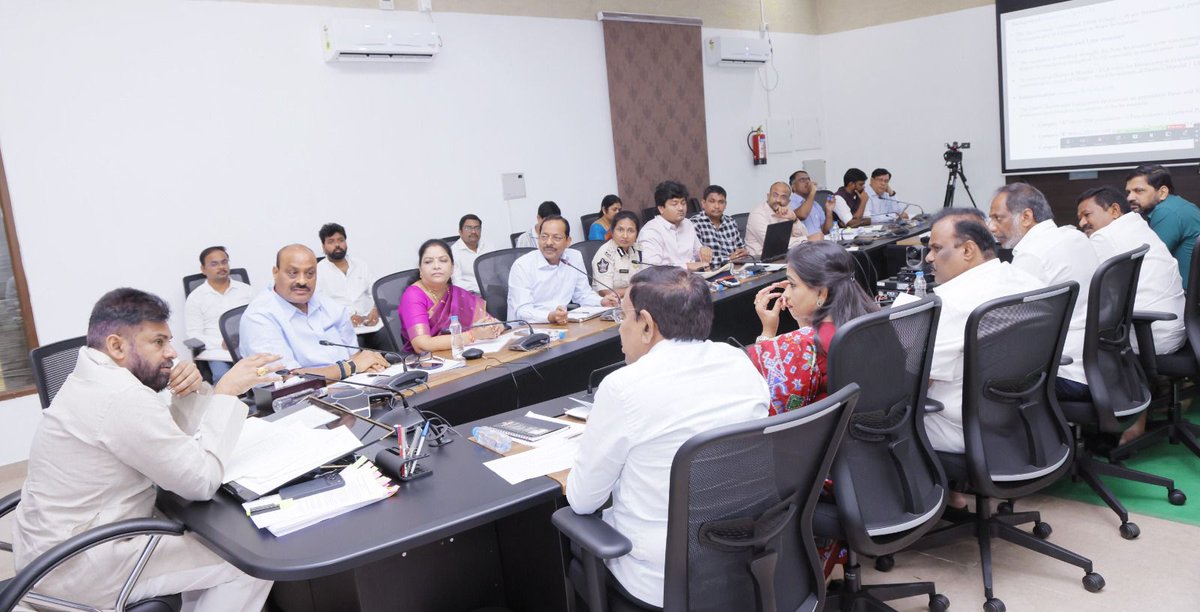 AjayaKumarJSP's tweet image. *గ్రామ సచివాలయాల నిర్మాణం, ఉద్యోగుల పదోన్నతులపై అధ్యయనం*

•మార్చి నాటికి నివేదిక రూపొందించాలి
•సచివాలయ సిబ్బంది పదోన్నతులపై మంత్రుల బృందం, వివిధ శాఖల ఉన్నతాధికారులతో సమీక్షా సమావేశంలో రాష్ట్ర ఉపముఖ్యమంత్రి శ్రీ పవన్ కళ్యాణ్ గారు

గ్రామ సచివాలయాల పని తీరు, ఆ వ్యవస్థ నిర్మాణంపై…