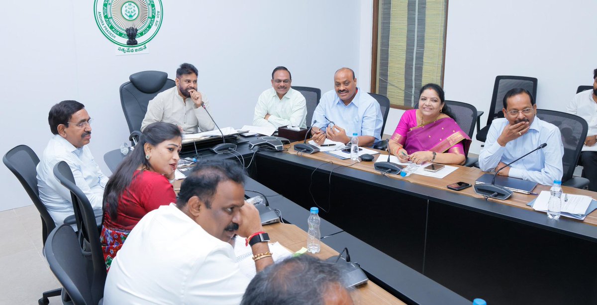 AjayaKumarJSP's tweet image. *గ్రామ సచివాలయాల నిర్మాణం, ఉద్యోగుల పదోన్నతులపై అధ్యయనం*

•మార్చి నాటికి నివేదిక రూపొందించాలి
•సచివాలయ సిబ్బంది పదోన్నతులపై మంత్రుల బృందం, వివిధ శాఖల ఉన్నతాధికారులతో సమీక్షా సమావేశంలో రాష్ట్ర ఉపముఖ్యమంత్రి శ్రీ పవన్ కళ్యాణ్ గారు

గ్రామ సచివాలయాల పని తీరు, ఆ వ్యవస్థ నిర్మాణంపై…