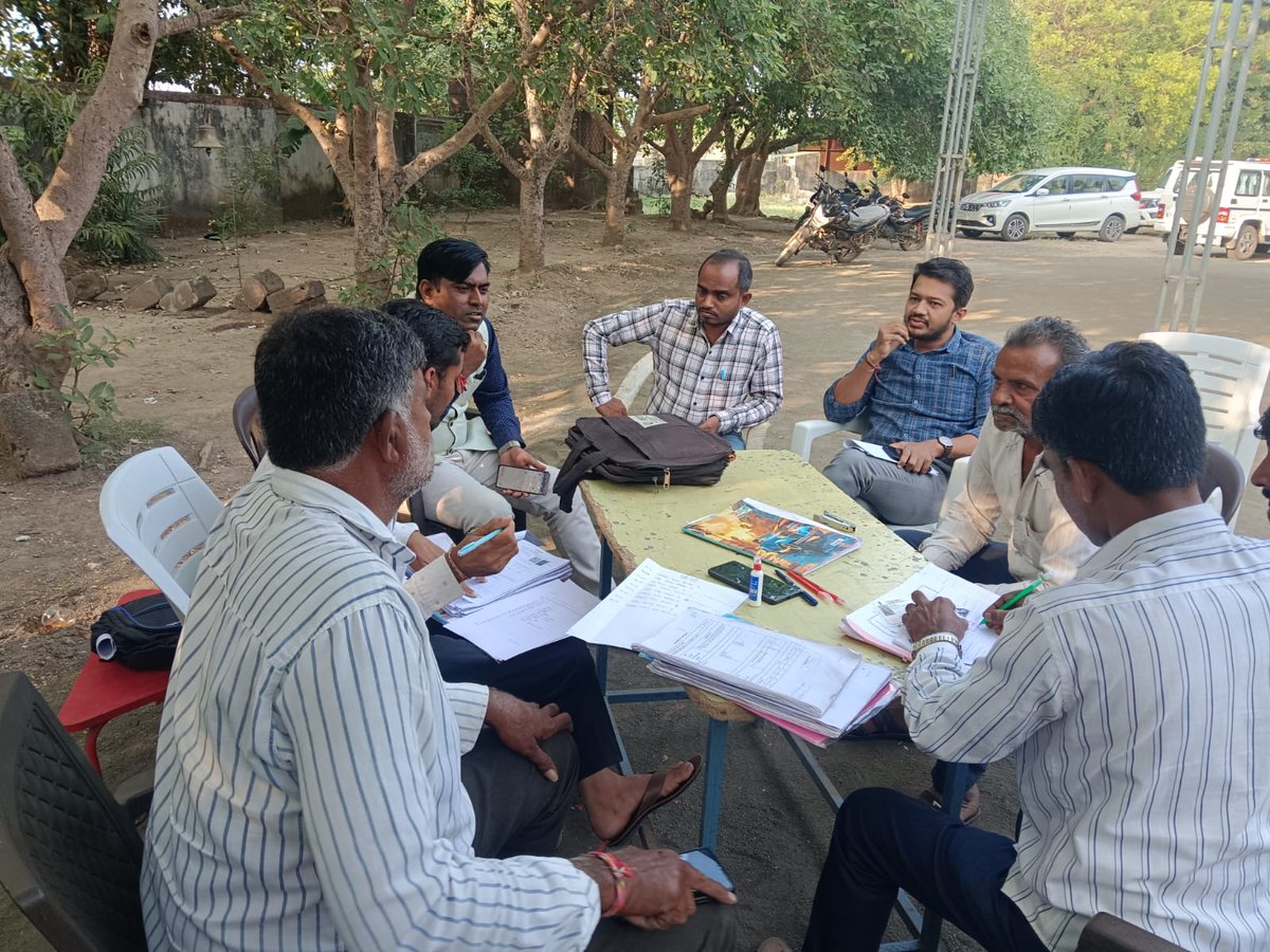 CollectorJamngr's tweet image. મતદારયાદી સુધારણા કાર્યક્રમ-૨૦૨૬ અંતર્ગત તંત્ર દવારા યોજાયેલ ખાસ કેમ્પ પુર્ણ થયા બાદ પણ જેમના ફોર્મ્સ બાકી છે તેવા ભાણવડ તાલુકાના વિસ્તારોની મતદાર નોંધણી અધિકારીશ્રી દવારા મુલાકાત લઇ લોકોને વિગતો સત્વરે રજુ કરવા સમજુત કરવામાં આવ્યા
@ECISVEEP 
@CEOGujarat 
@infojamnagargog
