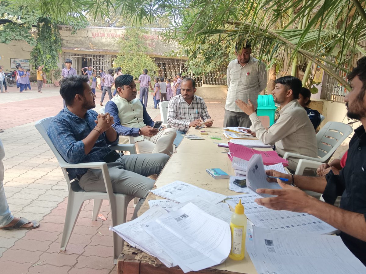 CollectorJamngr's tweet image. મતદારયાદી સુધારણા કાર્યક્રમ-૨૦૨૬ અંતર્ગત તંત્ર દવારા યોજાયેલ ખાસ કેમ્પ પુર્ણ થયા બાદ પણ જેમના ફોર્મ્સ બાકી છે તેવા ભાણવડ તાલુકાના વિસ્તારોની મતદાર નોંધણી અધિકારીશ્રી દવારા મુલાકાત લઇ લોકોને વિગતો સત્વરે રજુ કરવા સમજુત કરવામાં આવ્યા
@ECISVEEP 
@CEOGujarat 
@infojamnagargog