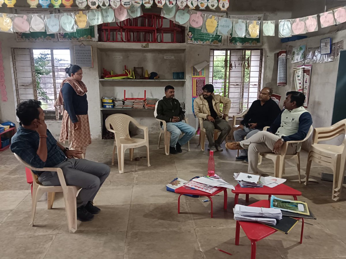 CollectorJamngr's tweet image. મતદારયાદી સુધારણા કાર્યક્રમ-૨૦૨૬ અંતર્ગત તંત્ર દવારા યોજાયેલ ખાસ કેમ્પ પુર્ણ થયા બાદ પણ જેમના ફોર્મ્સ બાકી છે તેવા ભાણવડ તાલુકાના વિસ્તારોની મતદાર નોંધણી અધિકારીશ્રી દવારા મુલાકાત લઇ લોકોને વિગતો સત્વરે રજુ કરવા સમજુત કરવામાં આવ્યા
@ECISVEEP 
@CEOGujarat 
@infojamnagargog