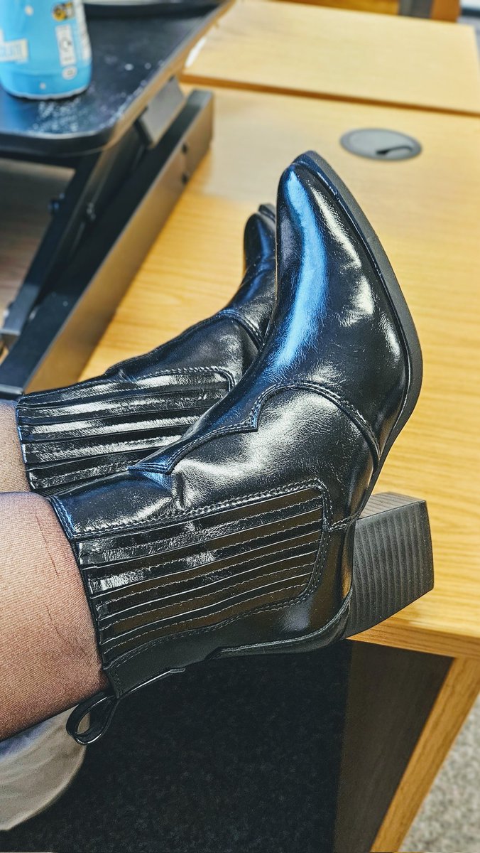 QLottieJayne's tweet photo. Who's funding these beautiful new boots?

#piggy #paypig #paynow #findom #domination #financialdomonation #newbooots #feetfetish #nylons #shinyboots https://t.co/saf8DUbadM