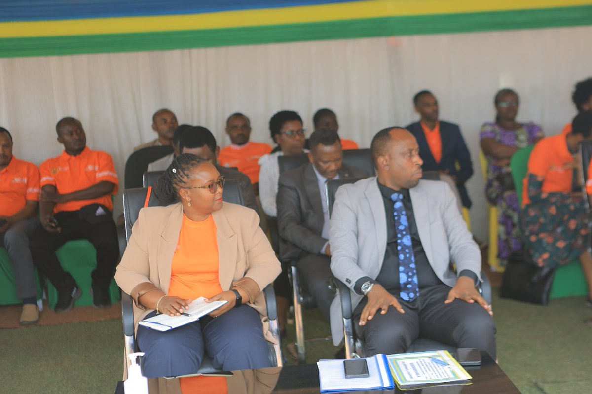 RwandaGender's tweet photo. Abayobozi batandukanye bifatanyije n'abaturage mu nteko y'abaturage y'Umurenge wa Rutunga @Gasabo_District, banatangiza iminsi 16 y'ubukangurambaga bugamije kurwanya ihohotera rishingiye ku gitsina. Iki gikorwa kandi cyatangijwe mu  turere twose tw'u Rwanda.
#TurwanyeIhohotera https://t.co/HATQiTSU8N