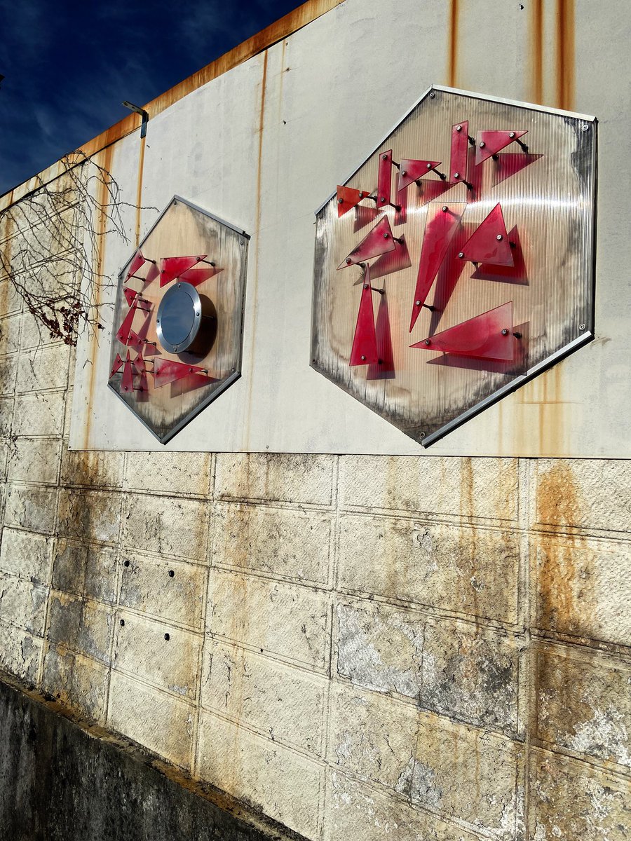 neatppbkc's tweet image. Doomsday】彦根紅花ダンスホールへgo
Black  Market、HEBIKATANA、マグダラ呪念
そして、先月札幌で共演したドブサライ。
4バンドとも鬼ヘヴィ！メチャ良かったーー！！
会場の紅花ダンスホールも雰囲気ありまくりで...
全ての要素がマッチした、まさにDoooomyな夜🤩