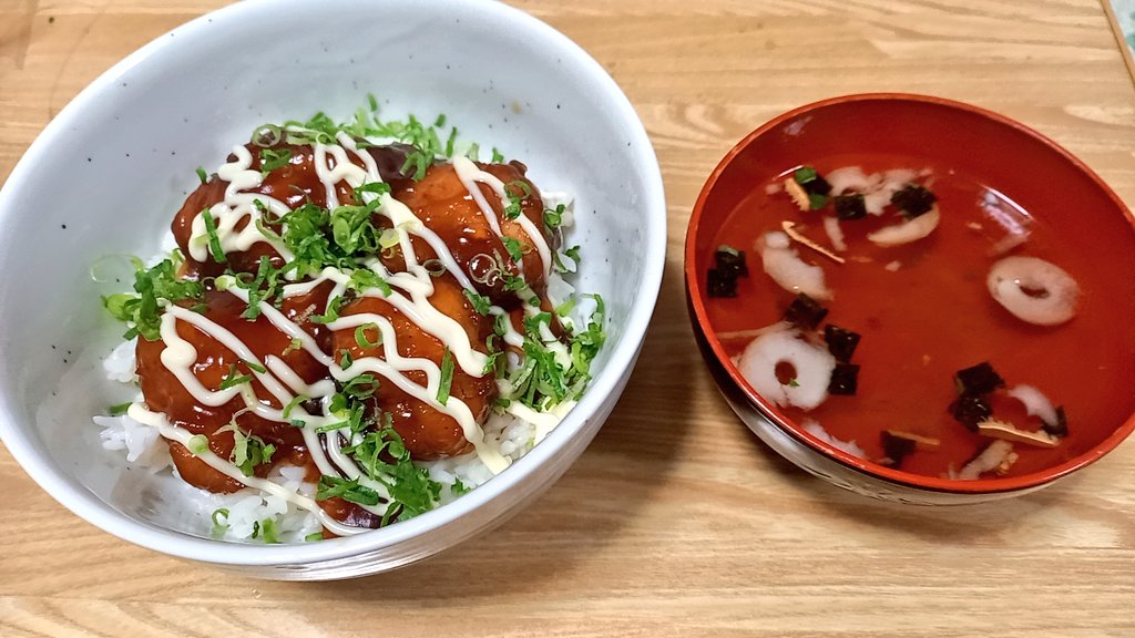 juntyan21's tweet photo. 今日の晩御飯はこれだ〜！1･2･3！！照りから揚げマヨ丼、お吸い物を食べたのだ😆
ウマーベラス(๑>؂<๑)۶ https://t.co/y8gk40IBcs