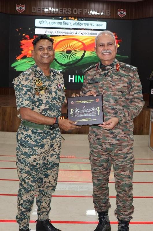 VajraCorps_IA's tweet image. #DefendersOfPunjab | #SynergyAndIntegration | #SynergyConference

United in Purpose &amp;amp; Unmatched in Resolve.

#VajraCorps &amp;amp; BSF #PunjabFrontier came together in Transformative Synergy — Strengthening Cordination, Enhancing Preparedness and Reaffirming our Shared Commitment to