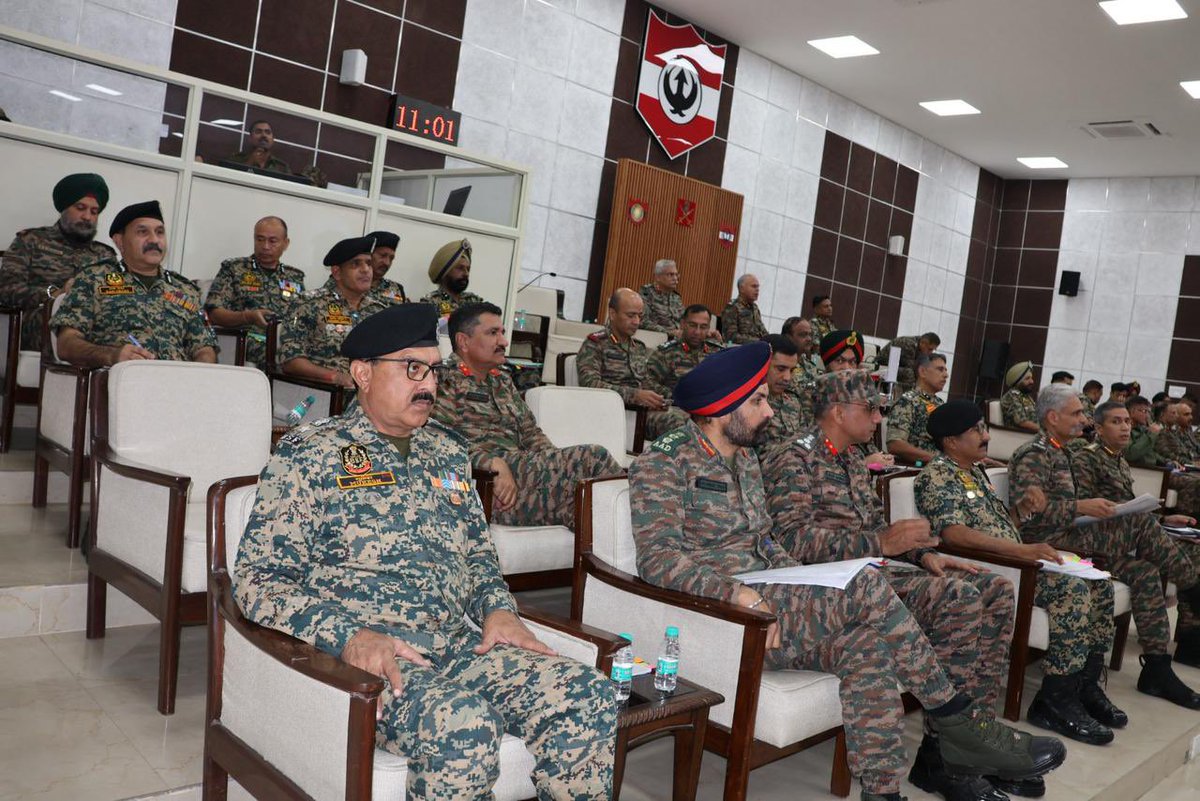 VajraCorps_IA's tweet image. #DefendersOfPunjab | #SynergyAndIntegration | #SynergyConference

United in Purpose &amp;amp; Unmatched in Resolve.

#VajraCorps &amp;amp; BSF #PunjabFrontier came together in Transformative Synergy — Strengthening Cordination, Enhancing Preparedness and Reaffirming our Shared Commitment to