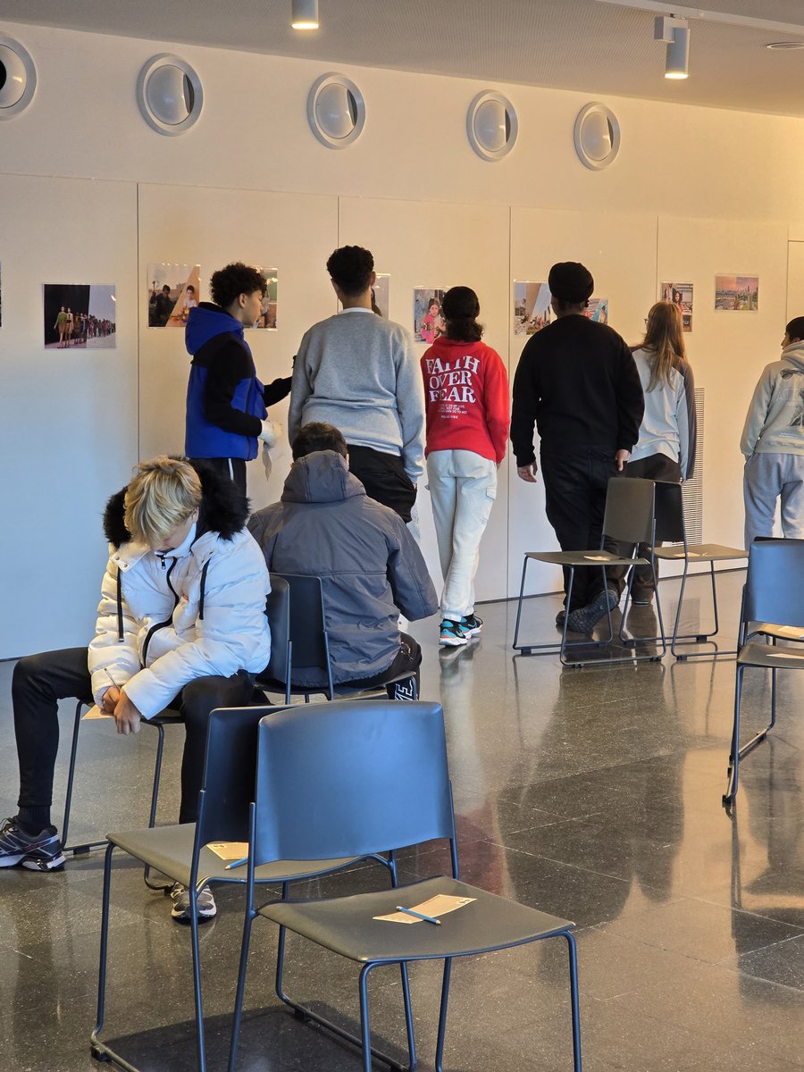 BibliotecaVicPB's tweet photo. Amb el Bat "Mirades de vida", creat pel Grup d'àrees juvenils de les Biblioteques d'Osona, llegim àlbums il·lustrats, conversem i juguem a l'"Aualé". @bibliotequesXBM @vic_cultura @vic_educacio #quefemalesbiblios #magradallegir #bats #DeBatabat @bibliotequescat https://t.co/ETqizs4zZb