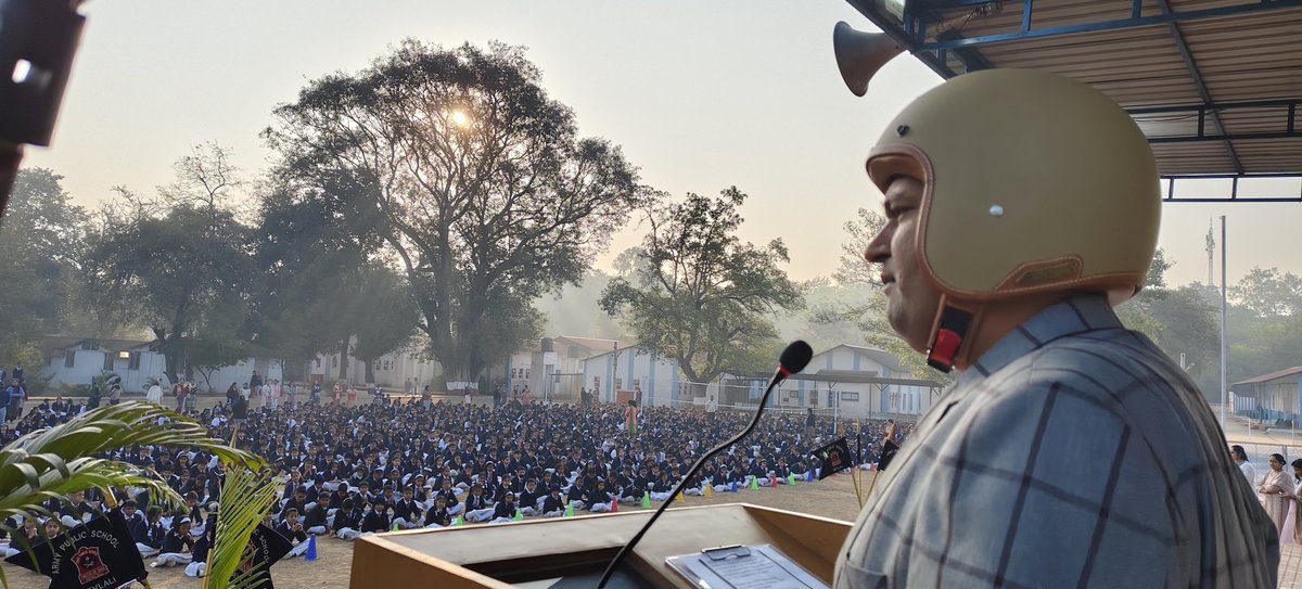 helmet_man_'s tweet image. आप मेरे लिए छोटे बच्चे नहीं है बल्कि आप सब एक महान योद्धा है. यह वर्ष भले ही समाप्त होने को है, लेकिन मेरा युद्ध अभी और बड़ा होगा. 
क्योंकि भारत की मिट्टी पर सड़क हादसों ने दो लाख वीरों की चिताएँ जला दी हैं. और लाखों चिताएं की ज्वाला मेरे सामने एक सूर्य की तरह भारत की धरती पर देख…