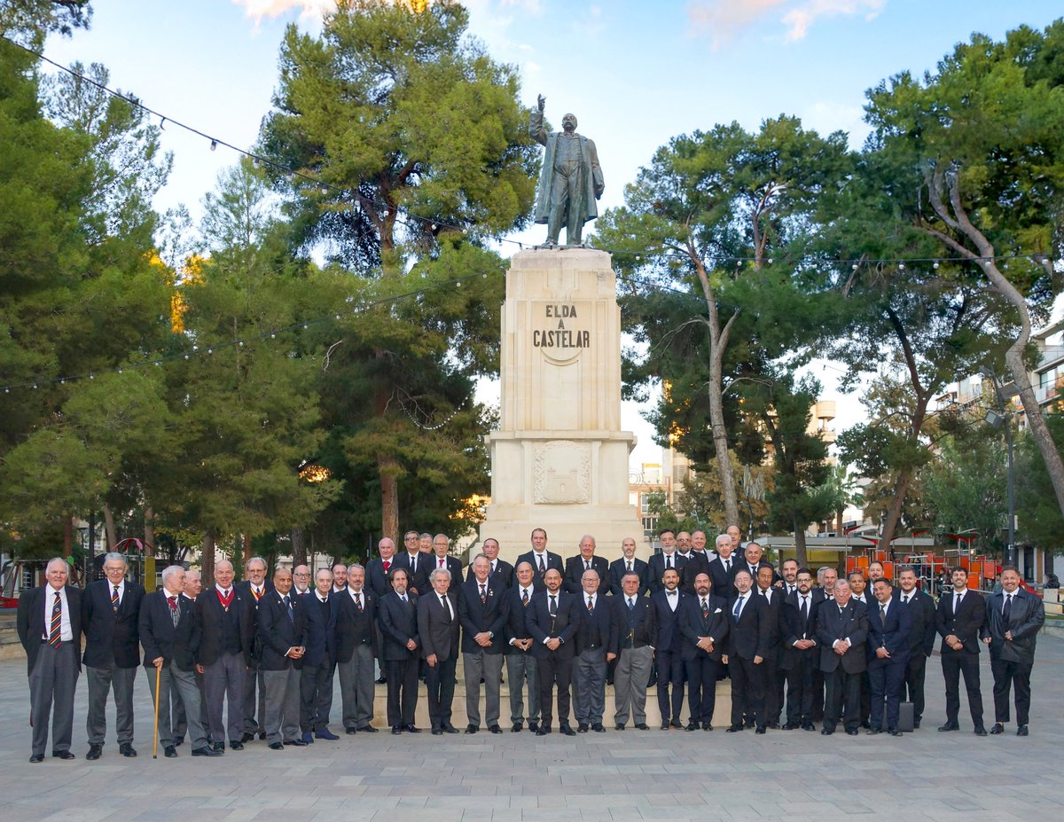 Parte de los asistentes a la consagración de la nueva logia Fidelísima-Amor n.º 199 de la #GLE se reunió al pie del monumento a Emilio Castelar para inmortalizar que la luz de la masonería volvió a brillar con fuerza en Elda, Alicante. #Masonería
