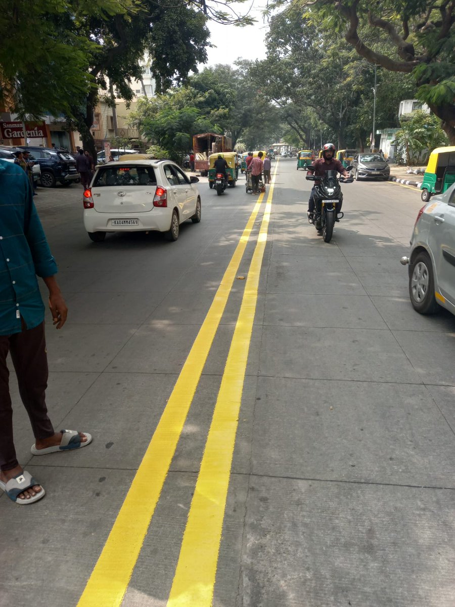 GBA_office's tweet image. 🛣Lane marking completed in Chickpet Division as part of ongoing road safety improvements. 

Better visibility, safer commute!✨
#GreaterBengaluruAuthority #centralcitycorporation #DKShivakumar #gbachiefcommissioner