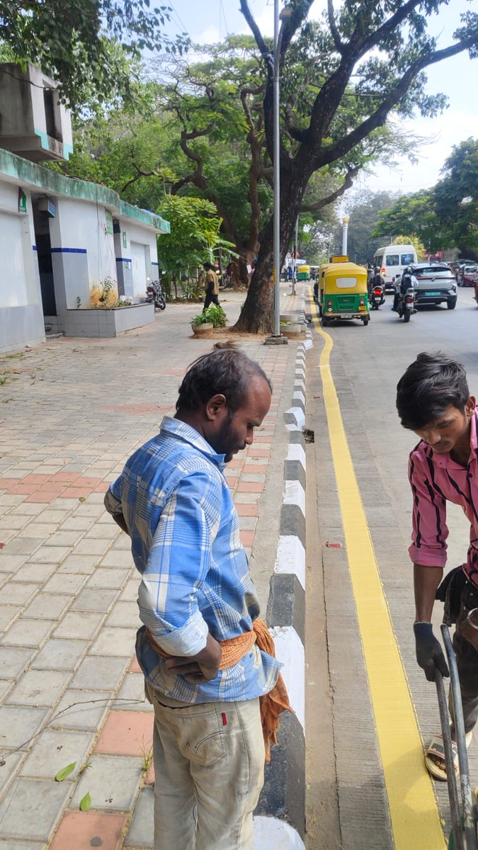 GBA_office's tweet image. 🛣Lane marking completed in Chickpet Division as part of ongoing road safety improvements. 

Better visibility, safer commute!✨
#GreaterBengaluruAuthority #centralcitycorporation #DKShivakumar #gbachiefcommissioner