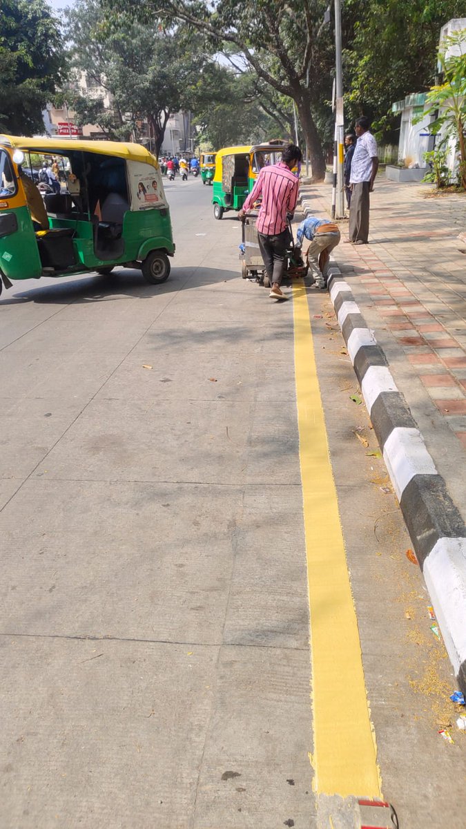 GBA_office's tweet image. 🛣Lane marking completed in Chickpet Division as part of ongoing road safety improvements. 

Better visibility, safer commute!✨
#GreaterBengaluruAuthority #centralcitycorporation #DKShivakumar #gbachiefcommissioner
