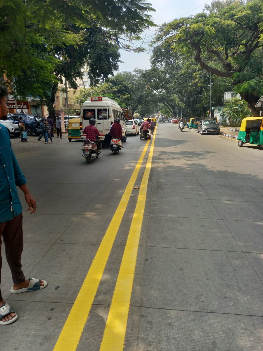 GBA_office's tweet image. 🛣Lane marking completed in Chickpet Division as part of ongoing road safety improvements. 

Better visibility, safer commute!✨
#GreaterBengaluruAuthority #centralcitycorporation #DKShivakumar #gbachiefcommissioner