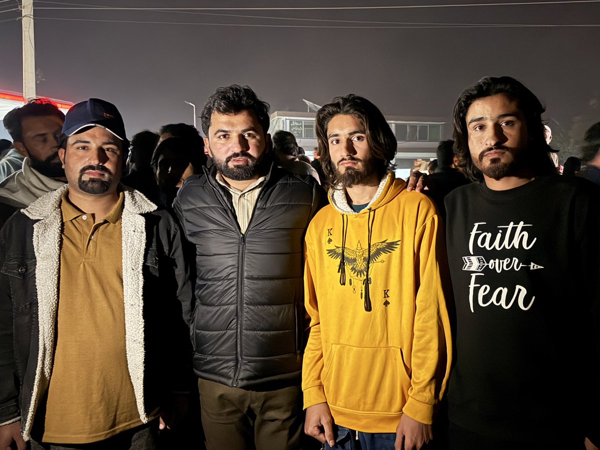 Husnainrafique_'s tweet image. انیس ستی شہید کے بھائیوں کے ساتھ اڈیالہ جیل کے باہر موجود 
انیس ستی کی شہادت کو ایک سال مکمل ہو گیا 💔