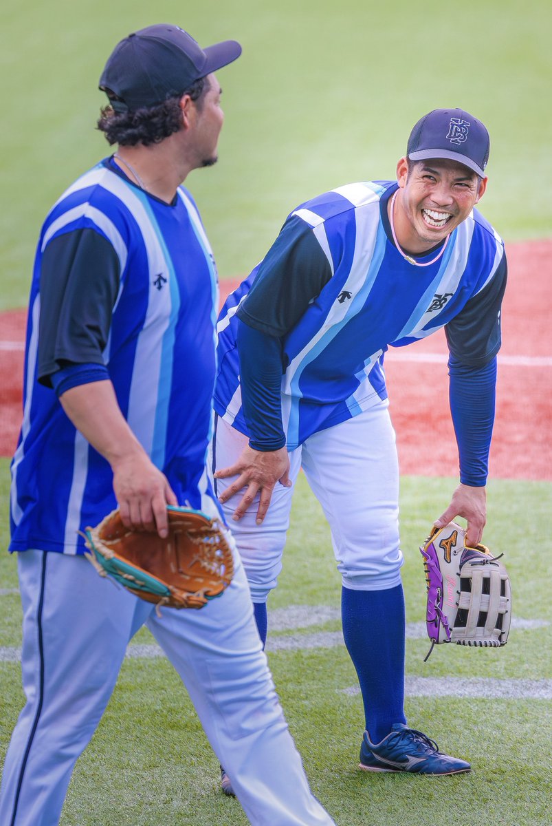 r_t_bay's tweet image. なんだかんだで、来年もこの笑顔を見られると思っていたので寂しいです

チームが苦しい時、持ち前の明るさとガッツ溢れるプレーで逆境をはねのけ、何度も勢いをもたらしてくれました

去年、我々ファンに日本一を経験させてくれた事、感謝してもしきれません

ありがとう、いってらっしゃい…