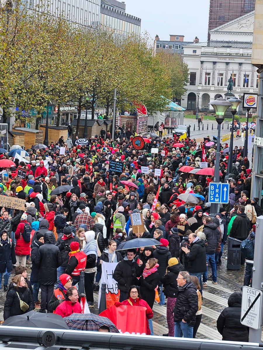 AdrianThomas90's tweet image. Après les chemins de fer hier, ce sont les services publics qui ont rejoint la grève aujourd&apos;hui. Les enseignants ont bloqué leurs écoles et se sont retrouvés dans le centre-ville pour manifester. Demain c&apos;est la grève générale !🚩Le gouvernement nous entendra ou on recommencera!