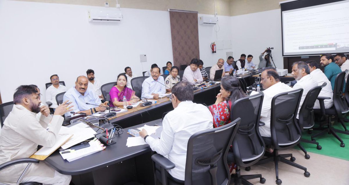 APDeputyCMO's tweet image. గ్రామ సచివాలయాల నిర్మాణం, ఉద్యోగుల పదోన్నతులపై అధ్యయనం

•మార్చి నాటికి నివేదిక రూపొందించాలి
•సచివాలయ సిబ్బంది పదోన్నతులపై మంత్రుల బృందం, వివిధ శాఖల ఉన్నతాధికారులతో సమీక్షా సమావేశంలో రాష్ట్ర ఉపముఖ్యమంత్రి @PawanKalyan 

గ్రామ సచివాలయాల పని తీరు, ఆ వ్యవస్థ నిర్మాణంపై పూర్తి…