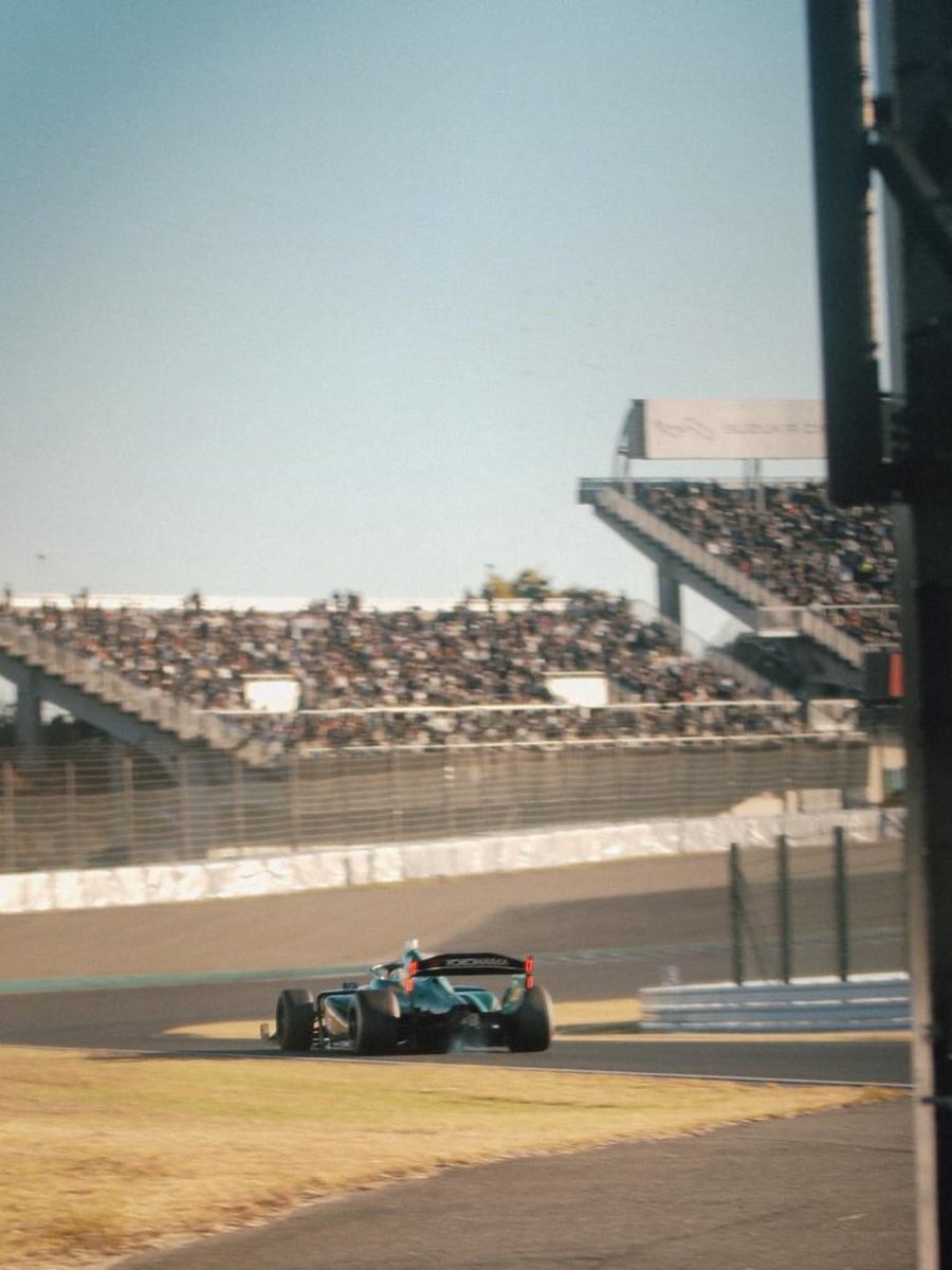 Terminamos la temporada 2025 de Super Formula, un finde con 3 carreras que empezó complicado y con problemas mecánicos, sin poder manejar la primera práctica pero conseguimos marcamos puntos al largo del fin de semana. Una temporada que no fue fácil, dónde empezamos con