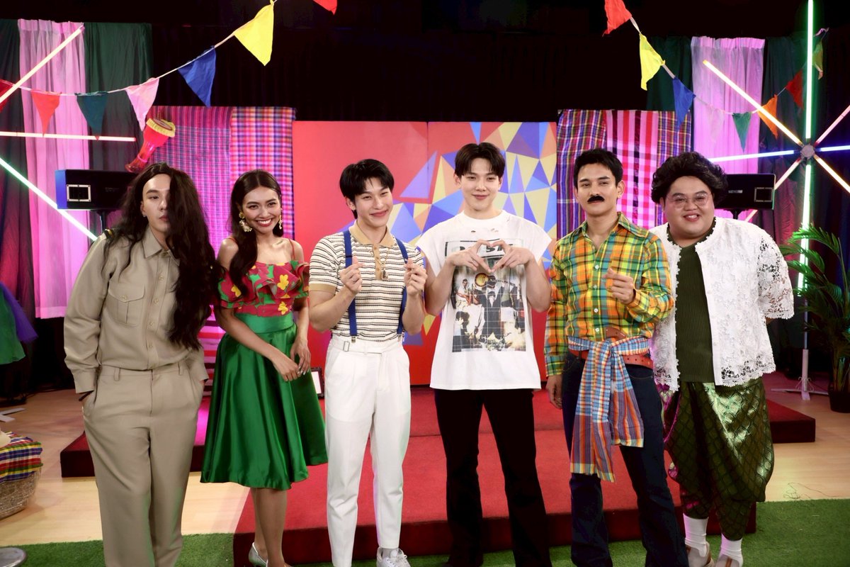 พรุ่งนี้พบกับไพ่ใบพิเศษ  "ต้าห์อู๋ - ออฟโรด"
ในท้องเรื่อง  “ฮักหมดใจของนายหมดตังค์”
เรื่องราวความรักต่างชนชั้น ที่มาพร้อมความฮาจนน้ำตาเล็ด

ติดตามได้ในรายการ “4โพดำ”
📌 26.11.25 | 18.00 น.
📍YouTube : อโศกมนตรี

แล้วความรักของ ‘จ๊อด’ กับ ‘ลูกเทพ’ จะสมหวังหรือไม่?