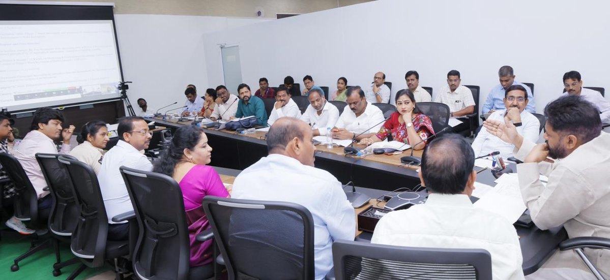 APDeputyCMO's tweet image. గ్రామ సచివాలయాల నిర్మాణం, ఉద్యోగుల పదోన్నతులపై అధ్యయనం

•మార్చి నాటికి నివేదిక రూపొందించాలి
•సచివాలయ సిబ్బంది పదోన్నతులపై మంత్రుల బృందం, వివిధ శాఖల ఉన్నతాధికారులతో సమీక్షా సమావేశంలో రాష్ట్ర ఉపముఖ్యమంత్రి @PawanKalyan 

గ్రామ సచివాలయాల పని తీరు, ఆ వ్యవస్థ నిర్మాణంపై పూర్తి…