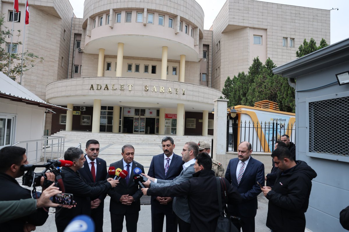 Şanlıurfa Adliyesi Adli Emanet Dairesi’nde meydana gelen patlama sonrası Şanlıurfa Büyükşehir Belediye Başkanımız Mehmet Kasım Gülpınar, Şanlıurfa Valimiz Hasan Şıldak ile birlikte olay yerinde incelemelerde bulundu.

Patlamada yaralanan zabıt kâtibimize geçmiş olsun dileklerini