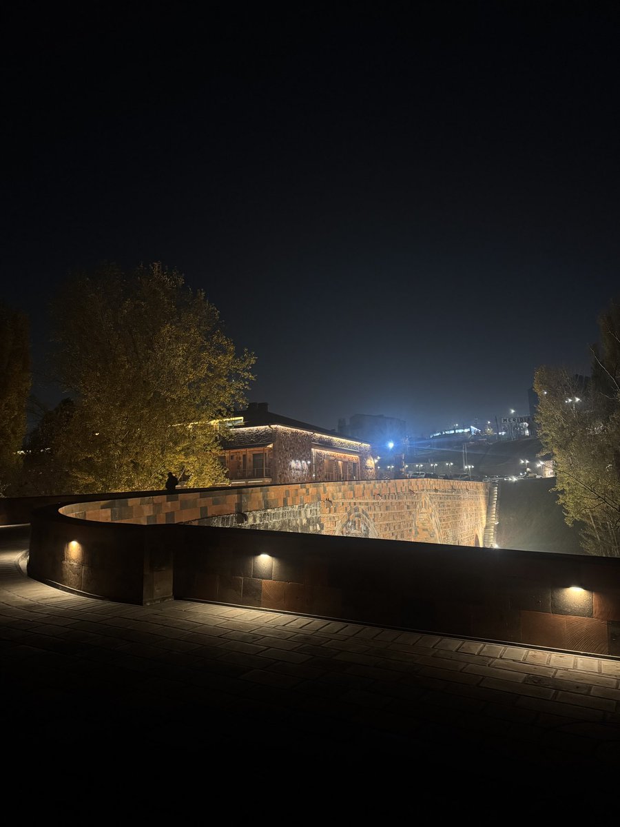 armenia's tweet image. 🧱 Hidden in the heart of #Yerevan, the Red Bridge stands quietly over the Hrazdan, carrying centuries of stories in its red stones.

🌉 From sunset walks to riverside strolls, this historic spot adds a touch of old-city charm to the modern cityscape.