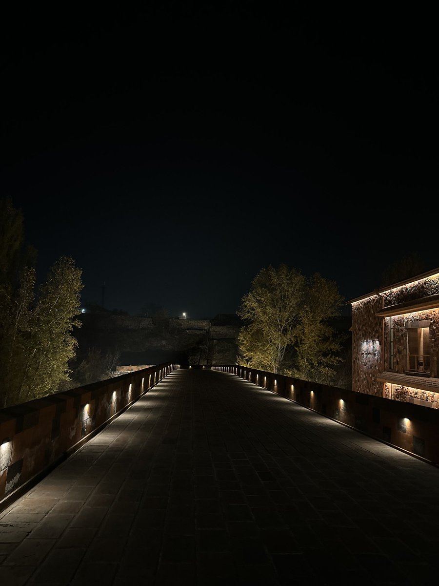 armenia's tweet image. 🧱 Hidden in the heart of #Yerevan, the Red Bridge stands quietly over the Hrazdan, carrying centuries of stories in its red stones.

🌉 From sunset walks to riverside strolls, this historic spot adds a touch of old-city charm to the modern cityscape.