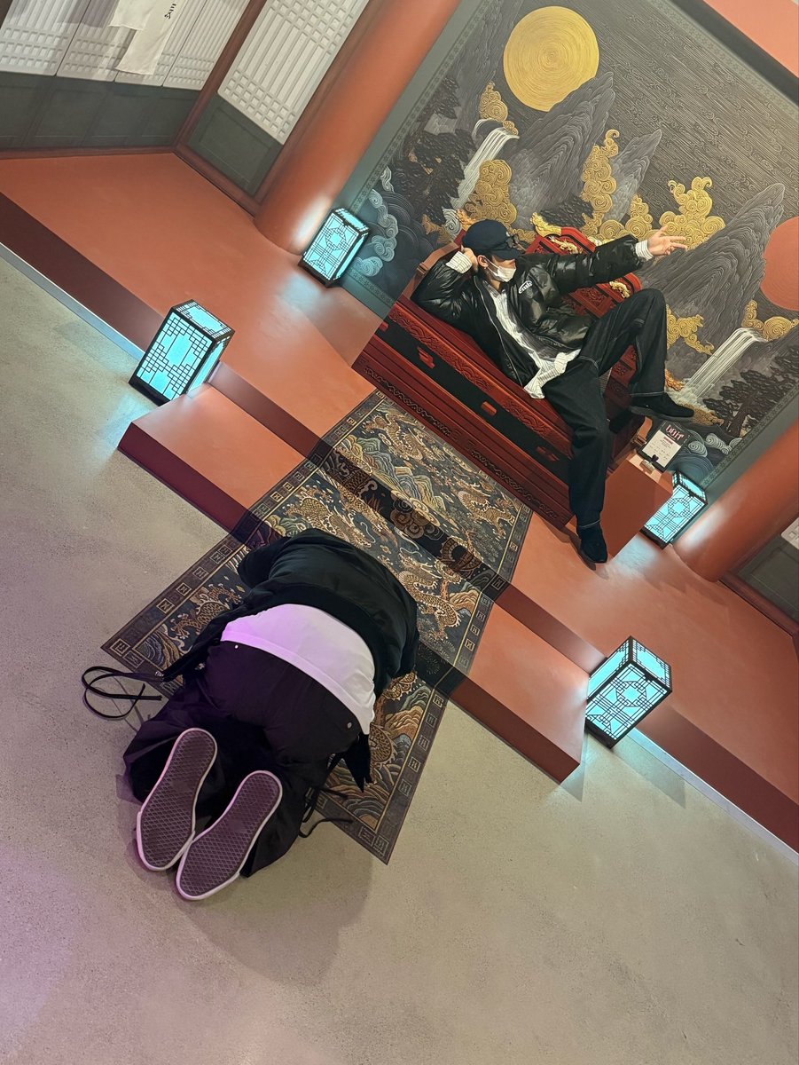 hnjsvngs's tweet image. no cause, what freak4freak are they … who posts this … like “hey guys, here’s me on the throne and my boyfriend-slash-roommate bowing down to me, hehe :3” like stfuuu !!