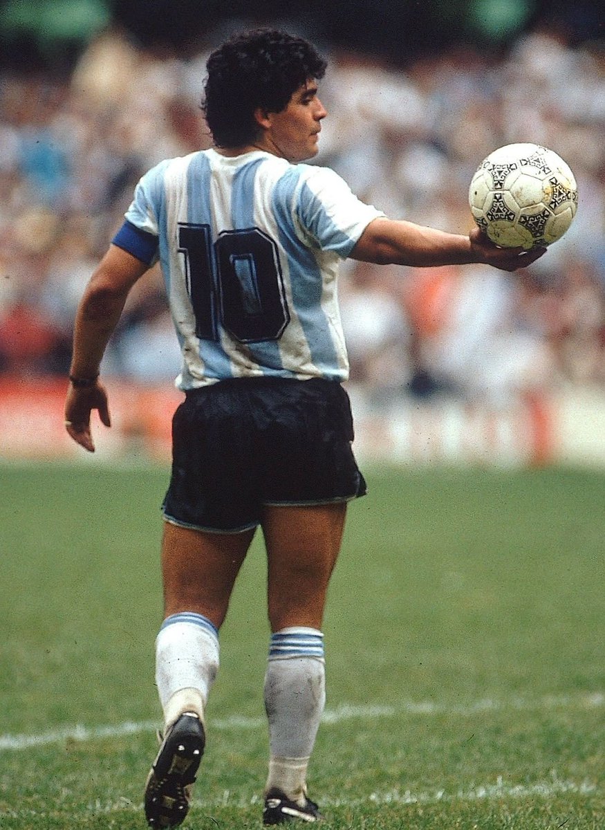 En este día tan especial, hoy queremos que sean ustedes los que nos manden sus fotos de Diego. La mejor que tengan, las que más los emocionan, les gusta, la inédita, con él. Las que quieran.
Nosotros, desde acá, le haremos RT a todas. 
Maradonicemos twitter.