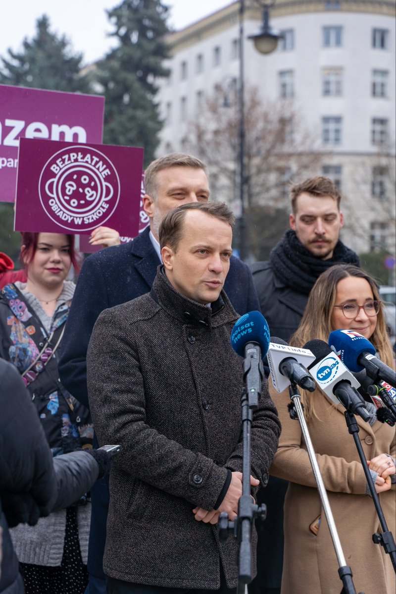 93 proc. uczestników konsultacji popiera ustawę Razem o bezpłatnych posiłkach w szkołach! Nasza ustawa od początku cieszy się dużym ponadpartyjnym poparciem. 20. gospodarkę świata stać na taką inwestycję - zdecydujmy się jak najprędzej na ten krok.

Słyszymy, że do Sejmu powraca