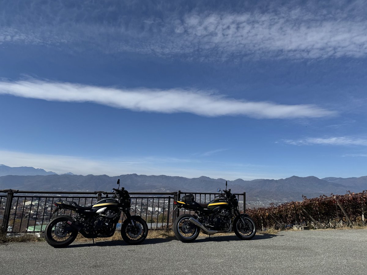 66returnrider's tweet photo. 3連休の終わりに年内最後になりそうなので、いつもの場所へいつものお仲間さんとツーリング行ってきました。
富士山綺麗に見えた。
#z900rs  #バイク　#ツーリング　#富士山　#奥多摩 https://t.co/BGG2N4pCPo