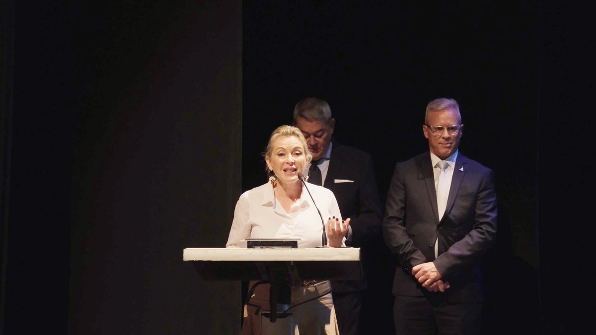 MalagaJuntaEE's tweet image. Nuestra #Escuela de #Hostelería @SAEmpleo &quot;La Cónsula&quot;, reconocida en los `X #Premios Puerta Nueva´ de @vinos_malaga. La delegada @EmpleoJunta @carmenssierra_ recibe el premio junto a Miguel Ferrer, jefe de estudios de este Centro. ¡Gracias!
Vía @MalagaEP: shre.ink/qFNK