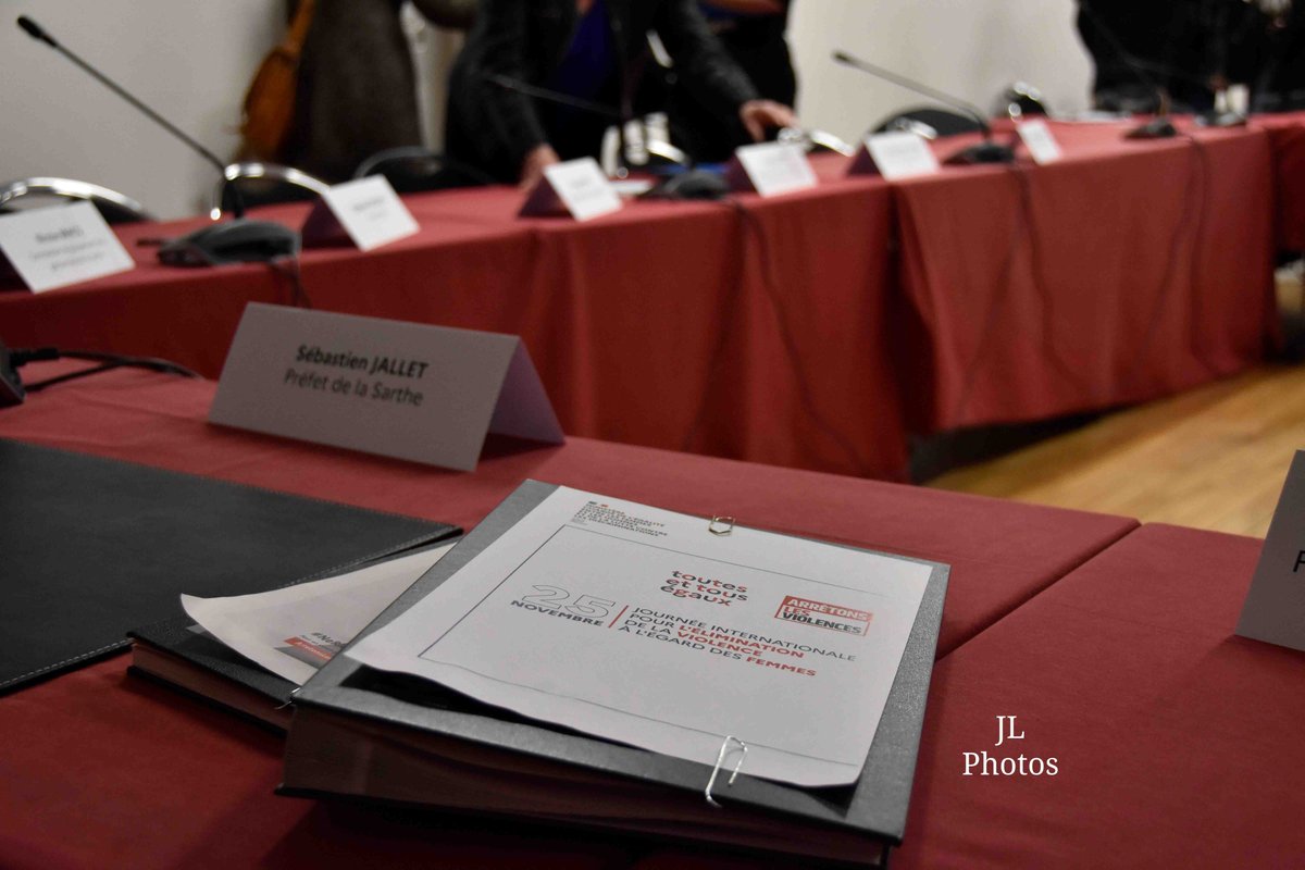 #LeMans  lundi 24 novembre 2025.
#ToutesEtTousEgaux 

Signatures officielles de 2 conventions:
(Hébergement et accompagnement des victimes de violences conjugales. 
Sébastien Jallet, Préfet #Sarthe en présence des forces de sécurité, autorités judiciaires et associatifs. 
#3919
