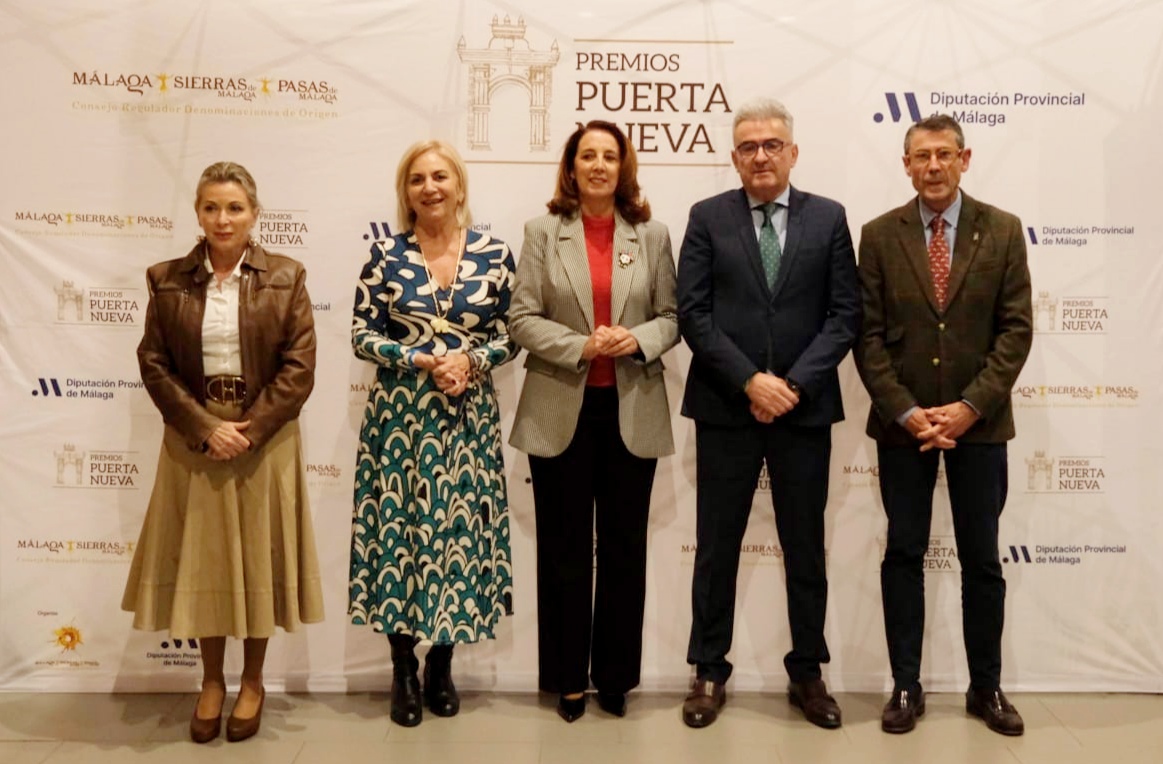 MalagaJuntaEE's tweet image. Nuestra #Escuela de #Hostelería @SAEmpleo &quot;La Cónsula&quot;, reconocida en los `X #Premios Puerta Nueva´ de @vinos_malaga. La delegada @EmpleoJunta @carmenssierra_ recibe el premio junto a Miguel Ferrer, jefe de estudios de este Centro. ¡Gracias!
Vía @MalagaEP: shre.ink/qFNK