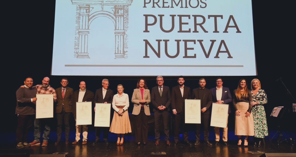 MalagaJuntaEE's tweet image. Nuestra #Escuela de #Hostelería @SAEmpleo &quot;La Cónsula&quot;, reconocida en los `X #Premios Puerta Nueva´ de @vinos_malaga. La delegada @EmpleoJunta @carmenssierra_ recibe el premio junto a Miguel Ferrer, jefe de estudios de este Centro. ¡Gracias!
Vía @MalagaEP: shre.ink/qFNK